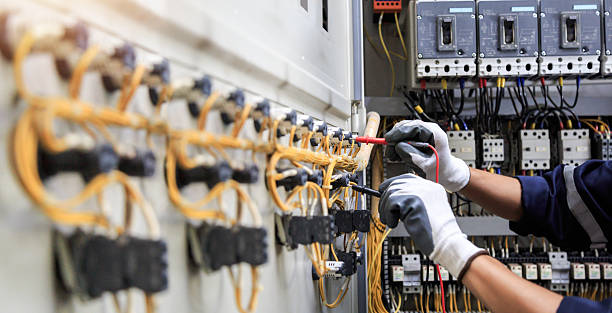 Professional Electrician technician working in Flora, IL